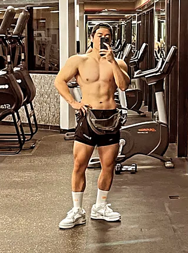 Jasper Lee in a gym mirror, showing leg and core muscle